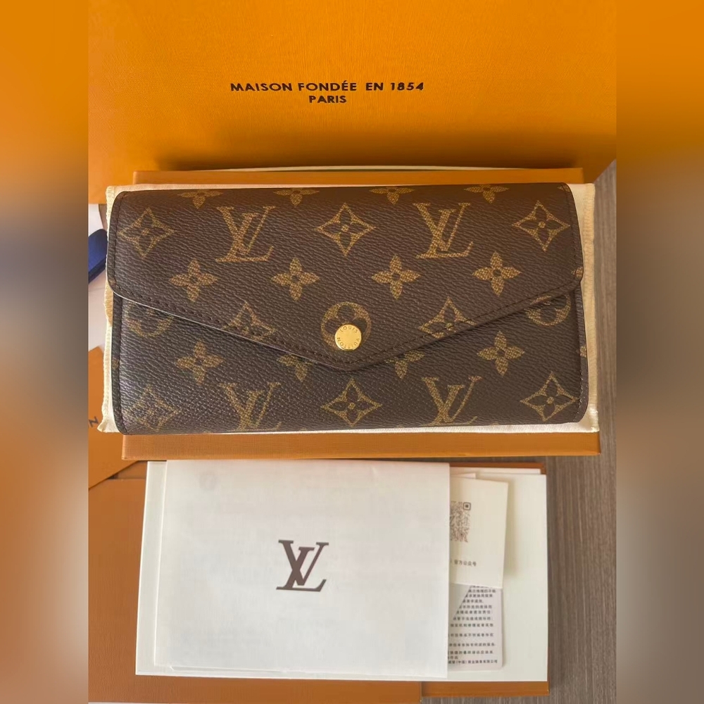 Louis Vuitton Monogram Sarah Wallet - Picture 2 of 12